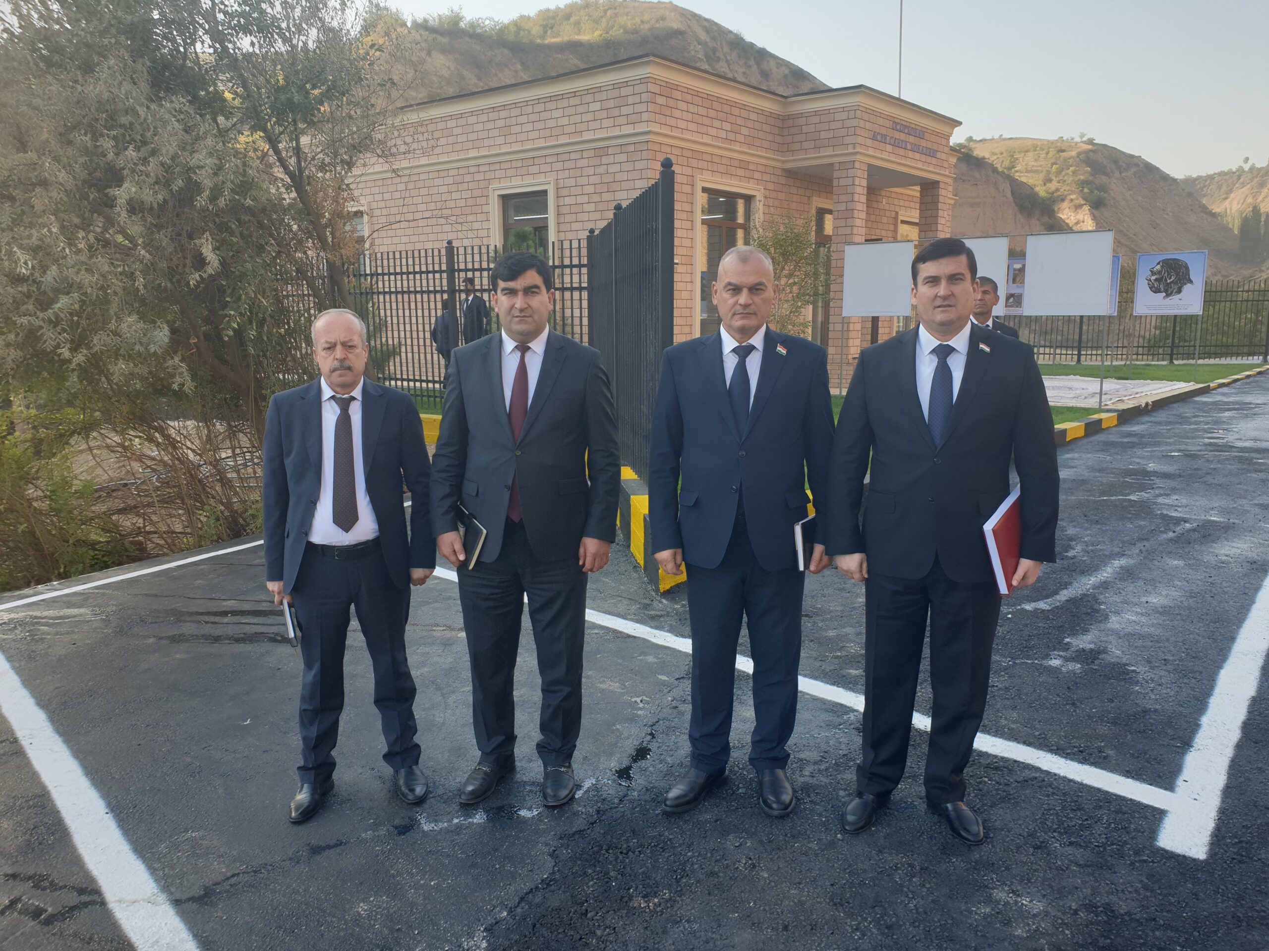 Боздиди роҳбарияти Агентии ҳифзи мероси таърихию фарҳангии назди Ҳукумати Ҷумҳурии Тоҷикистон ва Академияи миллии илмҳои Тоҷикистон аз Осорхонаи асри санги Ховалинг ва қадимтарин ёдгориҳои  таърихию табиии  миллӣ.