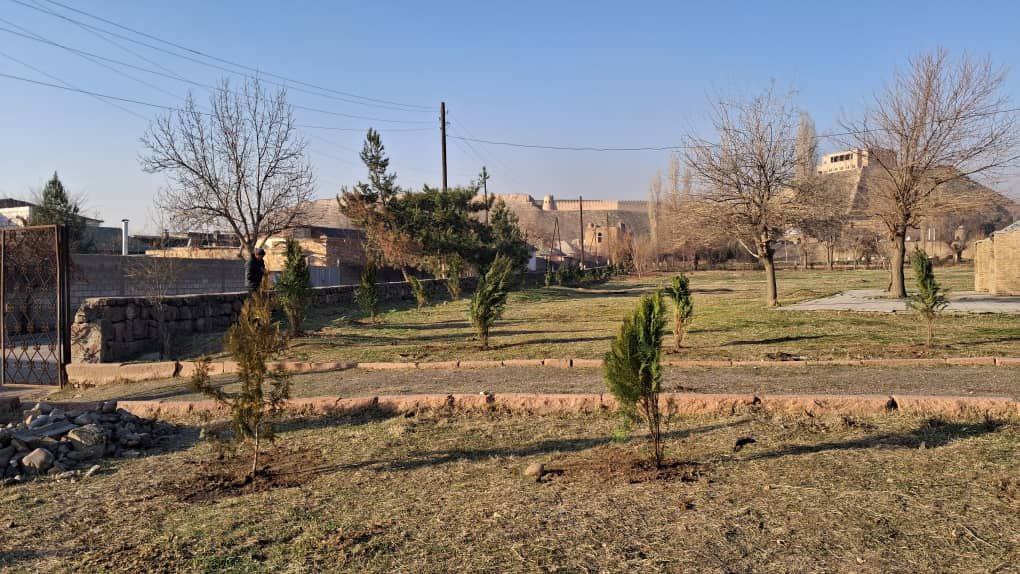 СОЛИ ОБОДОНИЮ СОЗАНДАГӢ. Дар ҳудуди ёдгориҳои таърихию фарҳангӣ маъракаи тозагӣ, ободонӣ ва ниҳолшинонӣ идома дорад