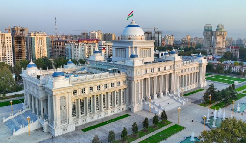 БИНОИ ПАРЛУМОН НАМОДЕ АЗ САНЪАТИ БАЛАНДИ МЕЪМОРИВУ ШАҲРСОЗӢ