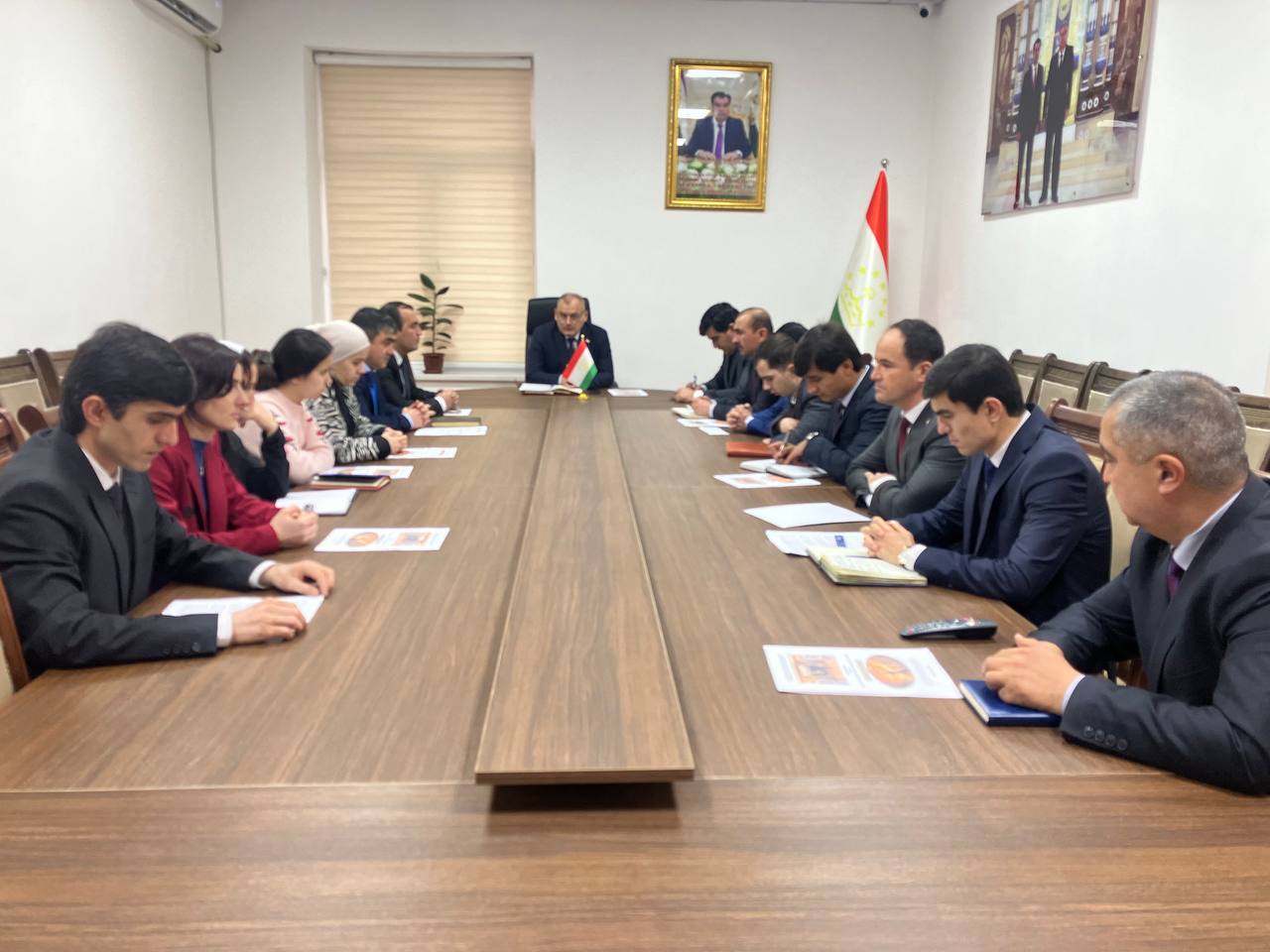 Дар асоси нақшаи чорабиниҳои дохилидоравӣ санаи 19 марти соли 2026 дар толори Агентии ҳифзи мероси таърихию фарҳангии назди Ҳукумати Ҷумҳурии Тоҷикистон бо иштироки кормандони дастгоҳи марказӣ мизи мудаввар дар мавзӯи “Зарурати қабул ва татбиқи Қонуни Ҷумҳурии Тоҷикистон “Дар бораи танзими ҷашну маросим дар Ҷумҳурии Тоҷикистон” баргузор гардид. Маърӯзачиён оид ба риояи талаботи қонуни мазкур баромад намуда, шунавандагонро ба сарфакорӣ таблиғ ва роҳнамоӣ намуданд.