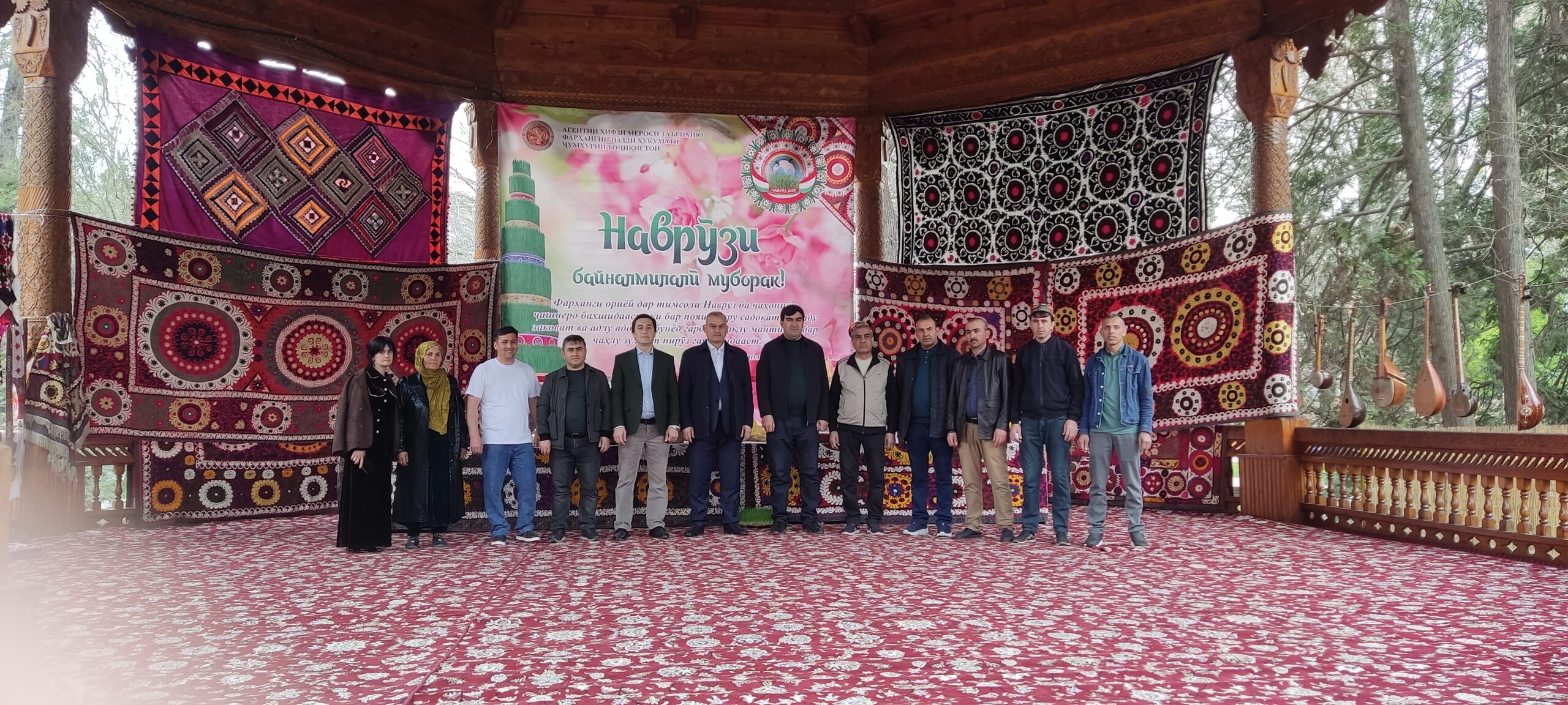 Имрӯз санаи 21 марти соли 2026 ҷиҳати омодагӣ ба ҷашни Наврӯзи байналмилалӣ кормандони дастгоҳи марказии Агентии ҳифзи мероси таърихию фарҳангии назди Ҳукумати Ҷумҳурии Тоҷикистон ва муассисаҳои ниҳоди он дар боғи фарҳангӣ-фароғатии Ирам гӯшаи Наврӯзӣ бо ороиши дастархони наврӯзии ҳафтсин ва ҳафтшин ва ҳунарҳои мардумӣ омода намуданд.