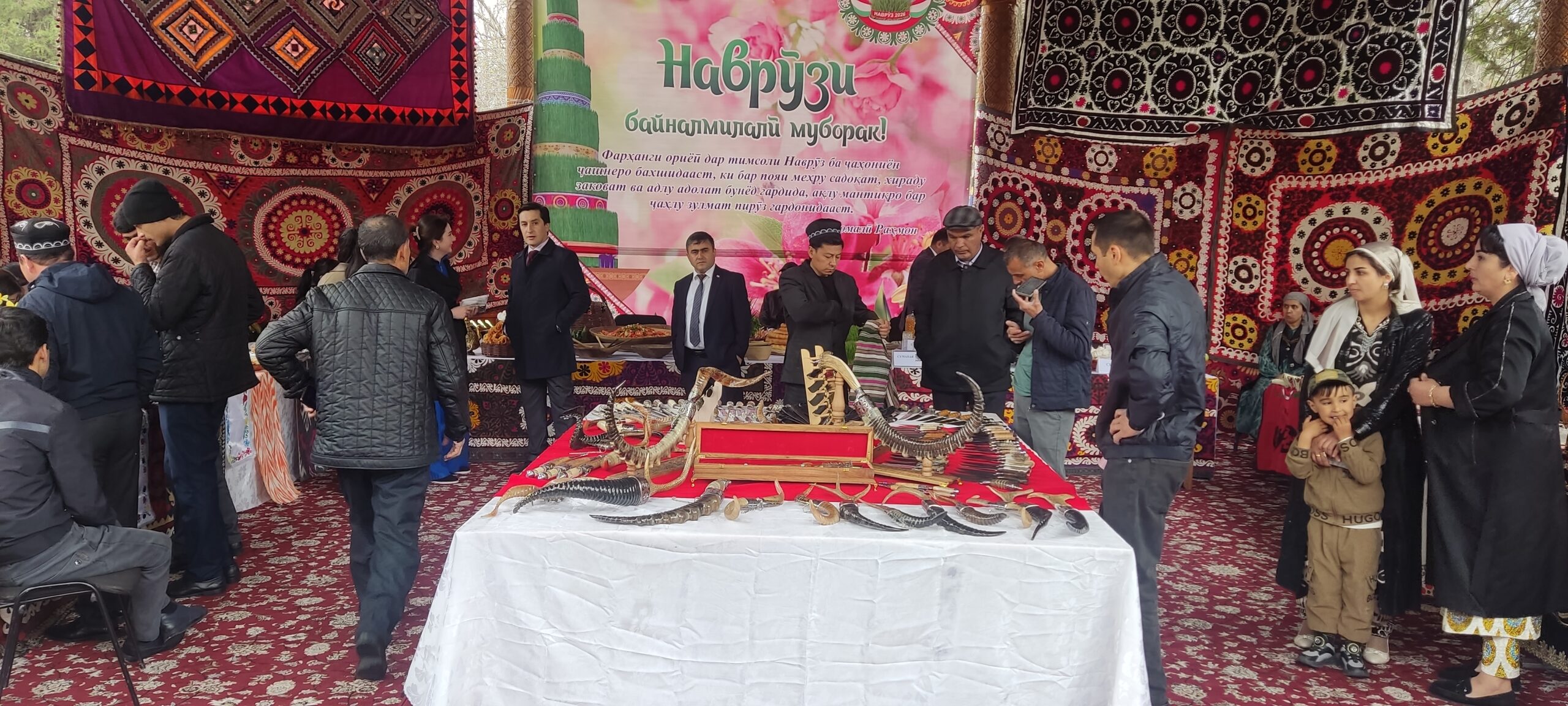 Имрӯз санаи 22 марти соли 2026 Агентии ҳифзи мероси таърихию фарҳангии назди Ҳукумати Ҷумҳурии Тоҷикистон ва муассисаҳои зертобеъи дар асоси нақшаи чорабиниҳо оид ба таҷлил ва баргузории ҷашни Наврӯзи байналмилалӣ дар боғи Ирам гӯшаи Наврӯзӣ бо оро додани дастурхони идонаи ҳафтсин ва ҳафтшин, хӯрокҳои миллӣ, ҳунарҳои мардумӣ ташкил карда шуд. Инчунин, кормандони Агентӣ ба меҳмонон тарзи омода намудани хӯрокҳои миллӣ ва хусусияти хони наврӯзиро муаррифӣ намуданд.