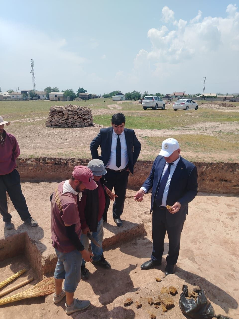 Роҳбарияти Агентии ҳифзи мероси таърихию фарҳангии назди Ҳукумати Ҷумҳурии Тоҷикистон аз ҷараёни корҳои бостоншиносӣ дар шаҳристони Ҳулбук, дидан намуданд. Бояд қайд намуд , ки ин ҳафриёти бостоншиносӣ ба муносибати баргузории Ҳамоиши байналмилалии «Хутали қадим- пойгоҳи зуҳури забони тоҷикӣ – форсӣ ва тамаддуни бостонии Осиёи Марказӣ»,ки  рӯзҳои 10–14 майи соли равон пешбинӣ гардидааст, анҷом дода мешавад.